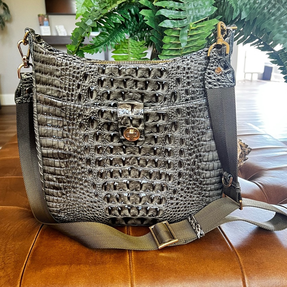 Elegant Crocodile-Embossed Gray Shoulder Bag Preowned great condition